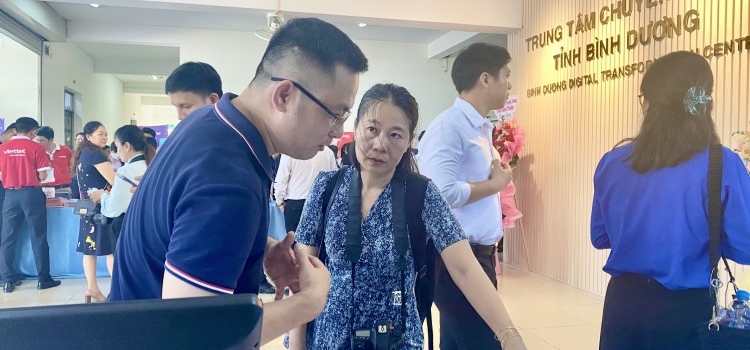 THAM DỰ SỰ KIỆN THÀNH LẬP TRUNG TÂM CHUYỂN ĐỔI SỐ TỈNH BÌNH DƯƠNG